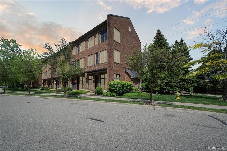 537 Lewis St in Birmingham, MI - Building Photo