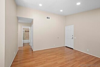 4060 Porte La Paz in San Diego, CA - Building Photo - Building Photo