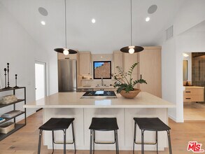 11337 Montana Ave in Los Angeles, CA - Building Photo - Building Photo