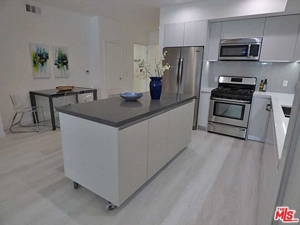 1526 Armacost Ave in Los Angeles, CA - Building Photo