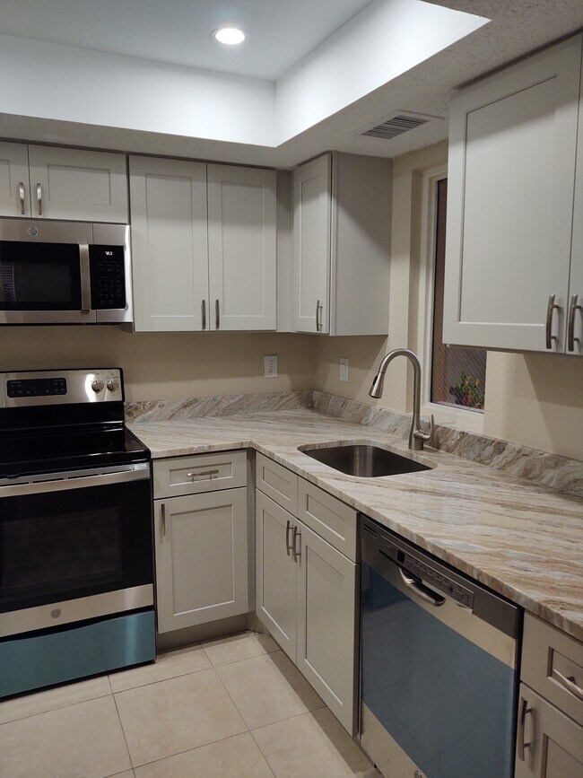 1524 SE Royal Green Cir, Unit Q102 in Port St. Lucie, FL - Foto de edificio - Building Photo