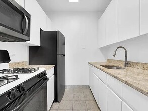 250 E 40th St in New York, NY - Building Photo - Building Photo