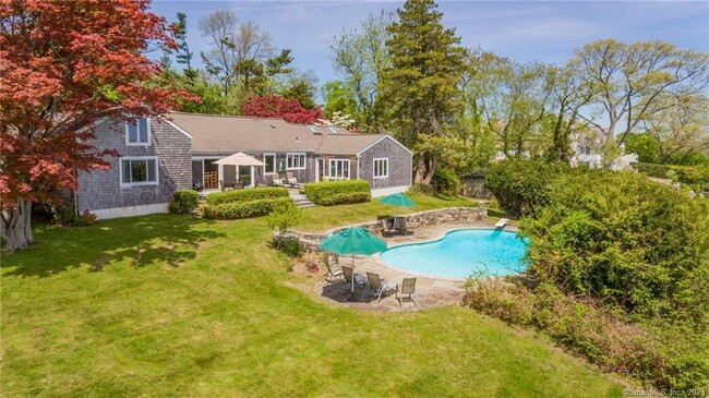 19 Bluewater Hill in Westport, CT - Foto de edificio - Building Photo