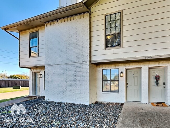 property at 2806 Wimbledon Ct