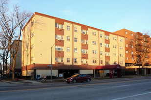 Thatcher Woods Apartments in Elmwood Park, IL - Building Photo