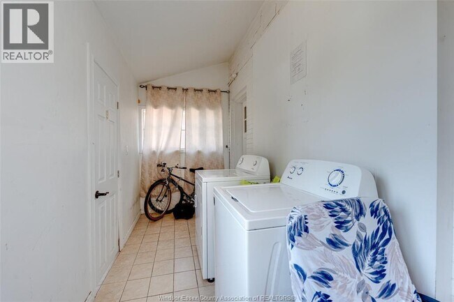 1627 Marentette Ave in Windsor, ON - Building Photo - Building Photo