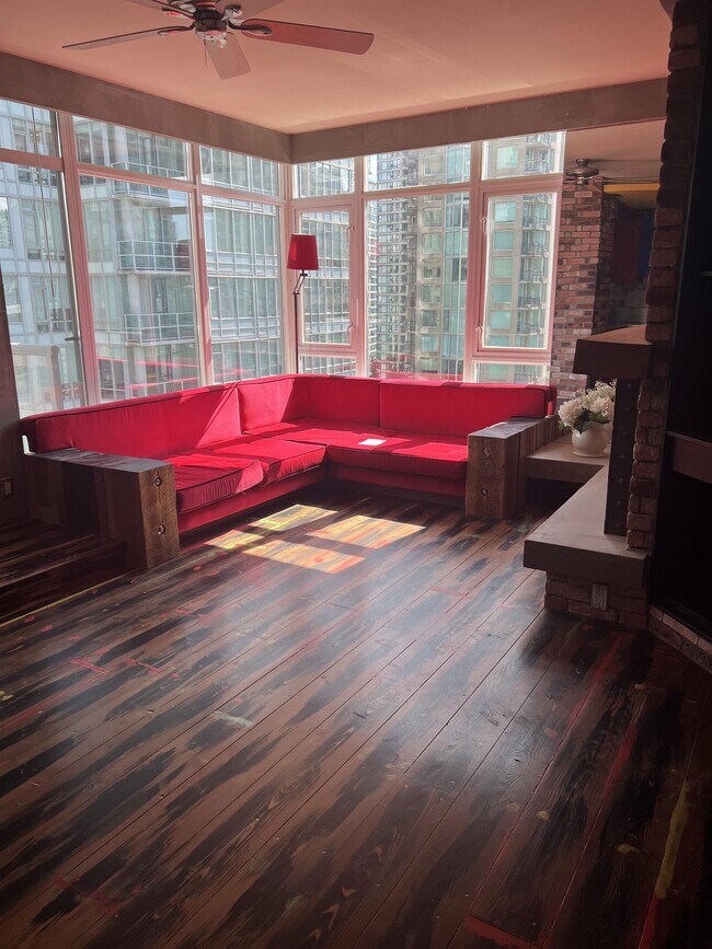 480 Robson St in Vancouver, BC - Building Photo - Building Photo