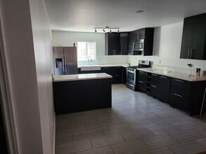 1459 W 102nd St in Los Angeles, CA - Foto de edificio - Building Photo