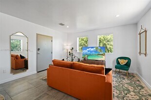 165 NW 39th St in Miami, FL - Building Photo