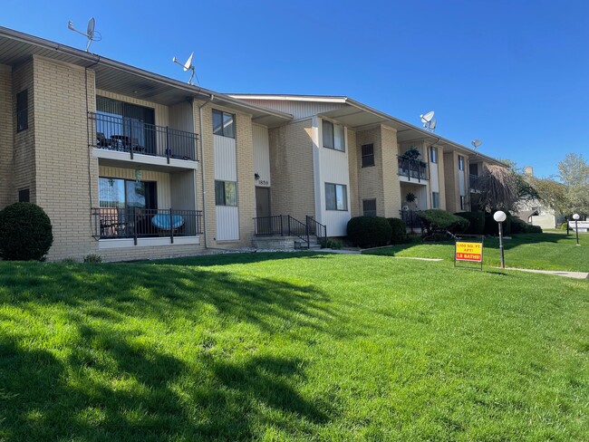 Courtview Garden Apartments in Troy, MI - Foto de edificio - Building Photo