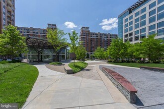 3600 S Glebe Rd in Arlington, VA - Building Photo - Building Photo