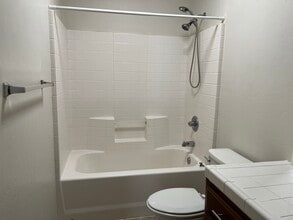 1394 W Bella Oaks Way in Hanford, CA - Building Photo - Building Photo
