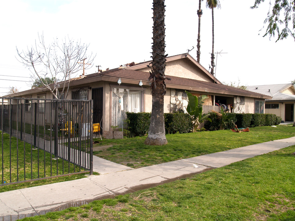 2101 E Balsam Ave in Anaheim, CA - Building Photo