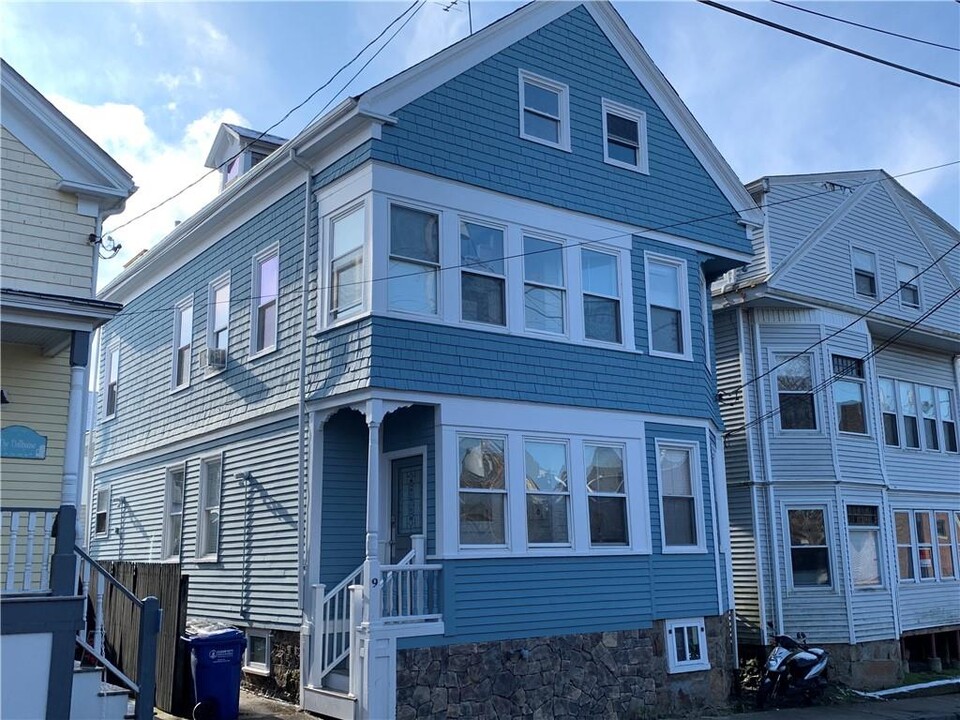 9 Ann St in Newport, RI - Building Photo