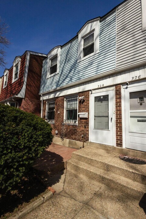 328 Stevens Ave in Jersey City, NJ - Building Photo