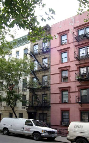 426 W 47th St in New York, NY - Building Photo