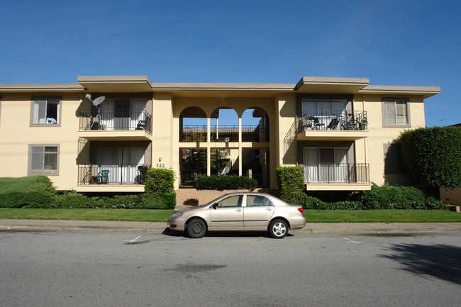 330 Richmond Dr in Millbrae, CA - Building Photo - Building Photo