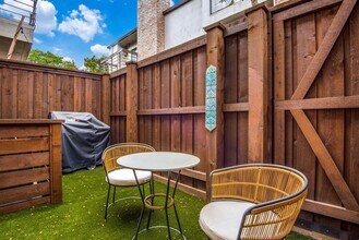 3940 Buena Vista St, Unit 302C in Dallas, TX - Building Photo - Building Photo