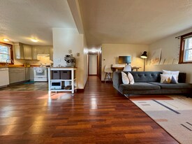 27 N Hillside Rd in Deerfield, MA - Building Photo