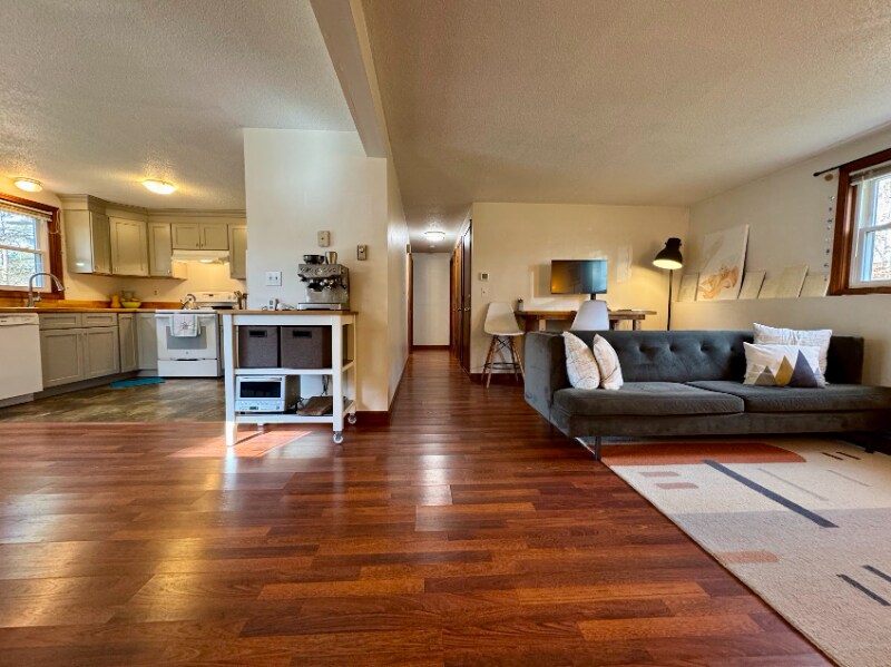 27 N Hillside Rd in Deerfield, MA - Building Photo