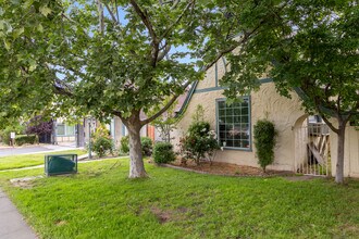 The Bee Apartments in Turlock, CA - Foto de edificio - Building Photo