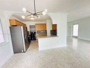 912 NW 24th Ct in Miami, FL - Foto de edificio - Building Photo