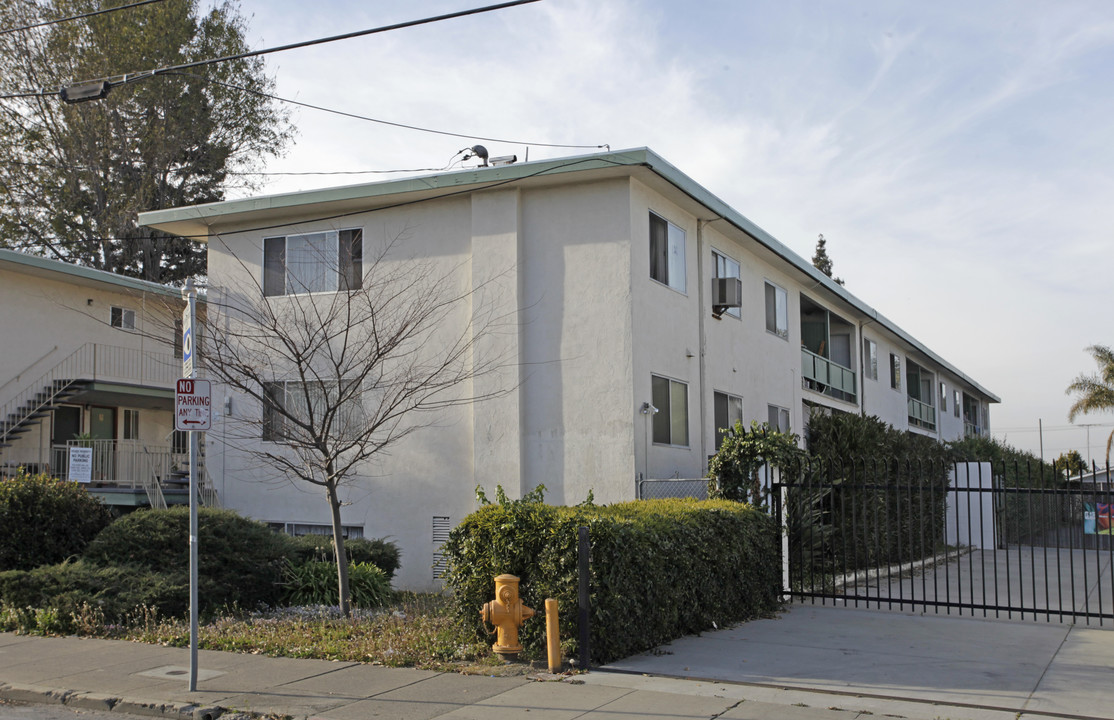 724-736 Smalley Ave in Hayward, CA - Building Photo