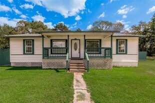 1008 Trinity Cutoff in Huntsville, TX - Building Photo
