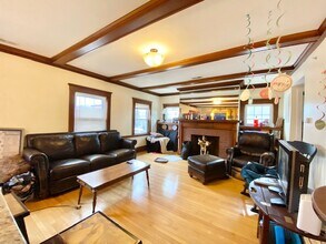 34 Bentley St, Unit 2 in Boston, MA - Foto de edificio - Building Photo