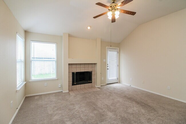 2807 N Hampton Dr in Grand Prairie, TX - Building Photo - Building Photo