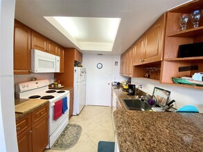 430 Golden Isles Dr in Hallandale Beach, FL - Building Photo - Building Photo