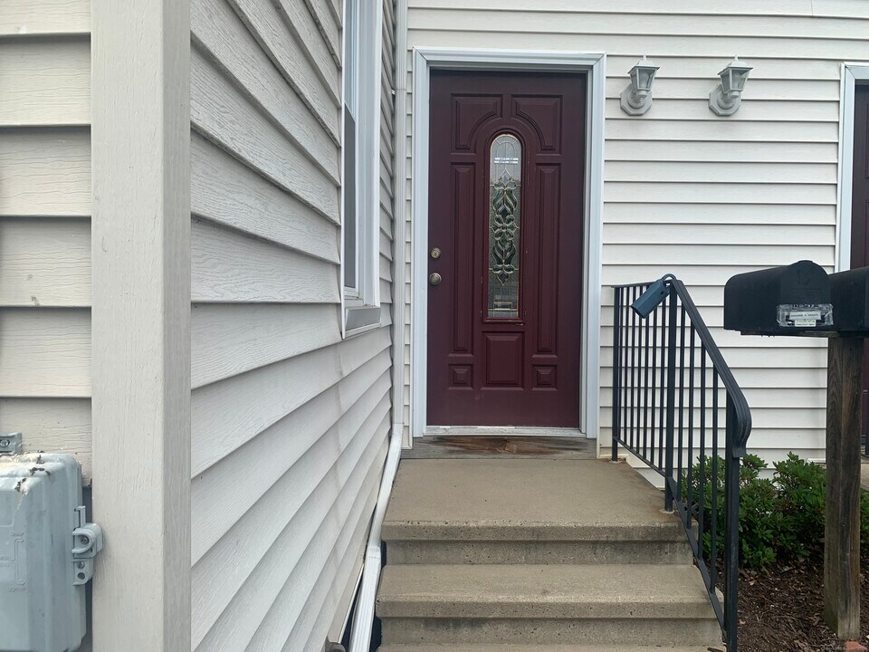 20 5th Ave in Danbury, CT - Building Photo