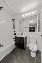 250 E Houston St, Unit 5A in New York, NY - Building Photo - Building Photo