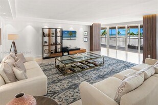 600 Grapetree Dr in Key Biscayne, FL - Building Photo