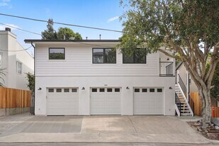 320 Catalina Dr in Newport Beach, CA - Building Photo