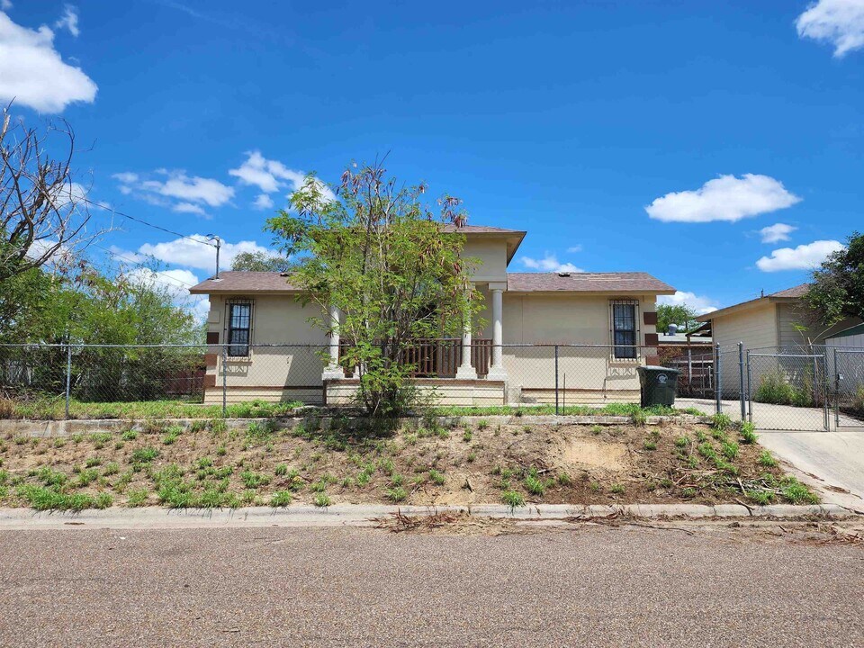 2202 Blaine St in Laredo, TX - Building Photo