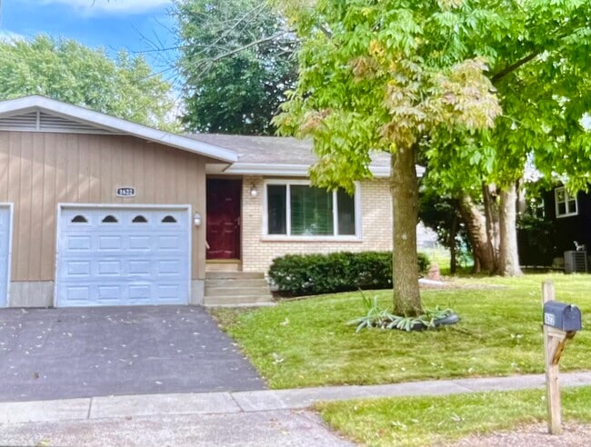 property at 1622 Oak Ln