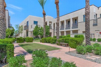 2 Biltmore Estates Dr in Phoenix, AZ - Foto de edificio - Building Photo