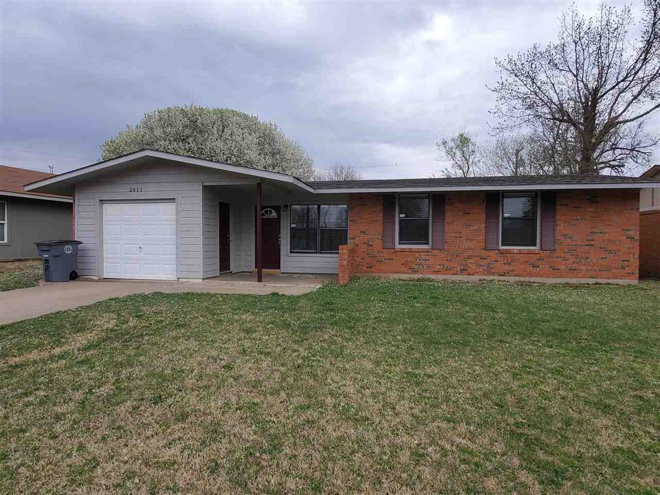 2611 NW Pollard Ave in Lawton, OK - Building Photo