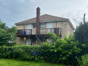 1003 Clifton Ave in Sharon Hill, PA - Foto de edificio - Building Photo