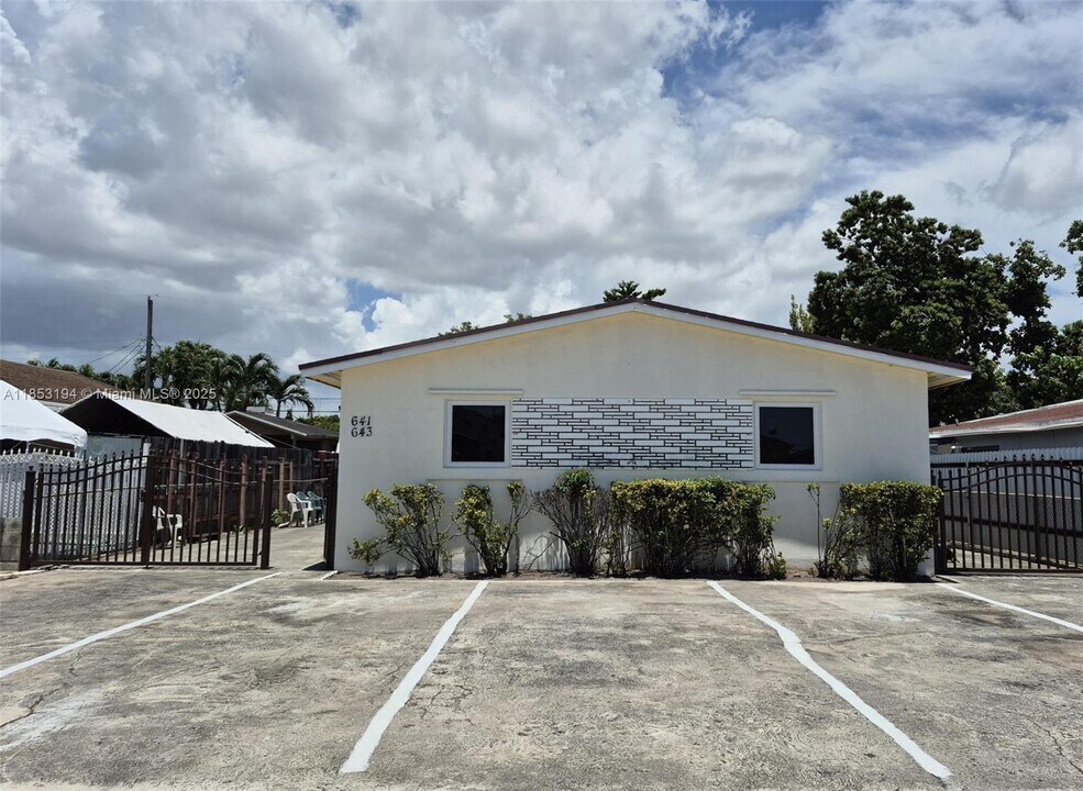 641 W 30th St in Hialeah, FL - Building Photo