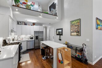 1754 W Division St, Unit 2 in Chicago, IL - Foto de edificio - Building Photo