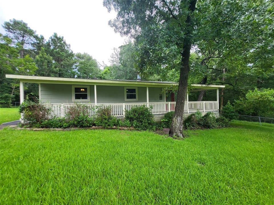 30 Rdg Crk Dr in Coldspring, TX - Building Photo