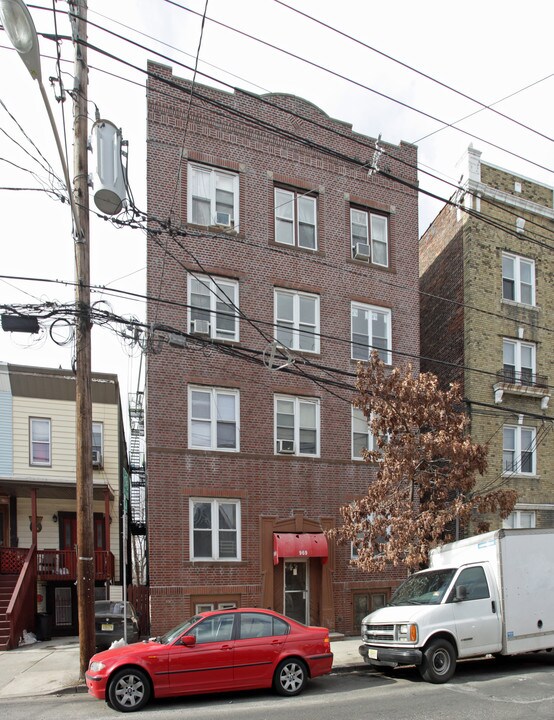 969 Summit Ave in Jersey City, NJ - Building Photo