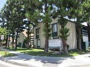 Cypress Greens Apartments in Cypress, CA - Foto de edificio - Building Photo