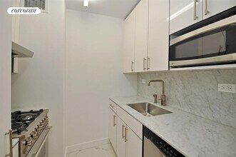 322 W 57th St in New York, NY - Building Photo - Building Photo