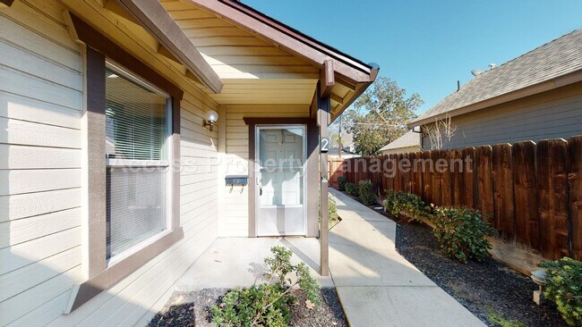 1317 Myrtle St, Unit #2 in Turlock, CA - Building Photo - Building Photo