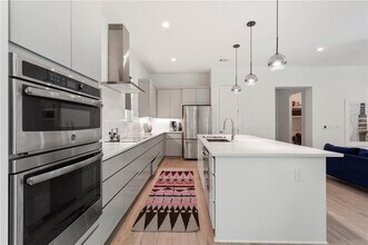 1813 Quanah Parker Trail in Austin, TX - Building Photo - Building Photo