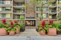 1555 N Sandburg Ter, Unit 110K in Chicago, IL - Foto de edificio - Building Photo