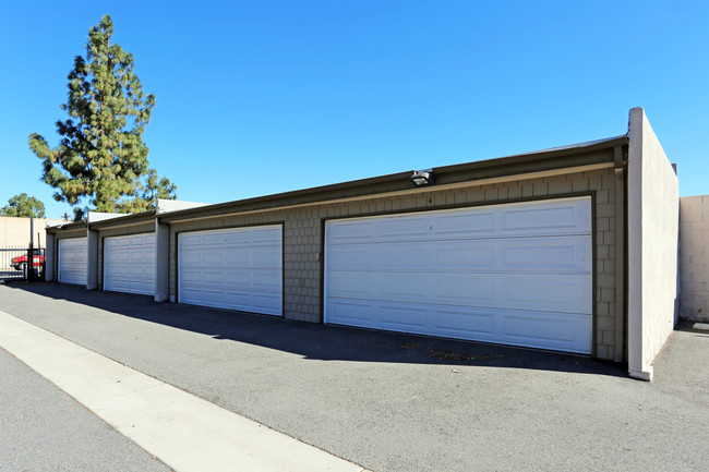 Park Meadows Apartments in Anaheim, CA - Foto de edificio - Building Photo